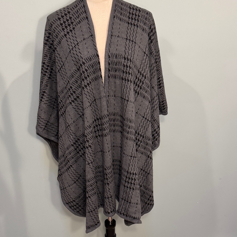 Coco and Carmen NWT plaid Patterned Shawl- One Size